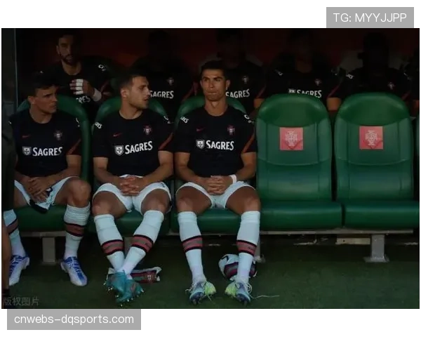 场边镜头：雷恩主帅在进球后与替补席上的年轻球员激动相拥